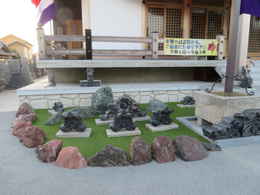 愛西市のお寺・西光寺の本堂と境内の写真